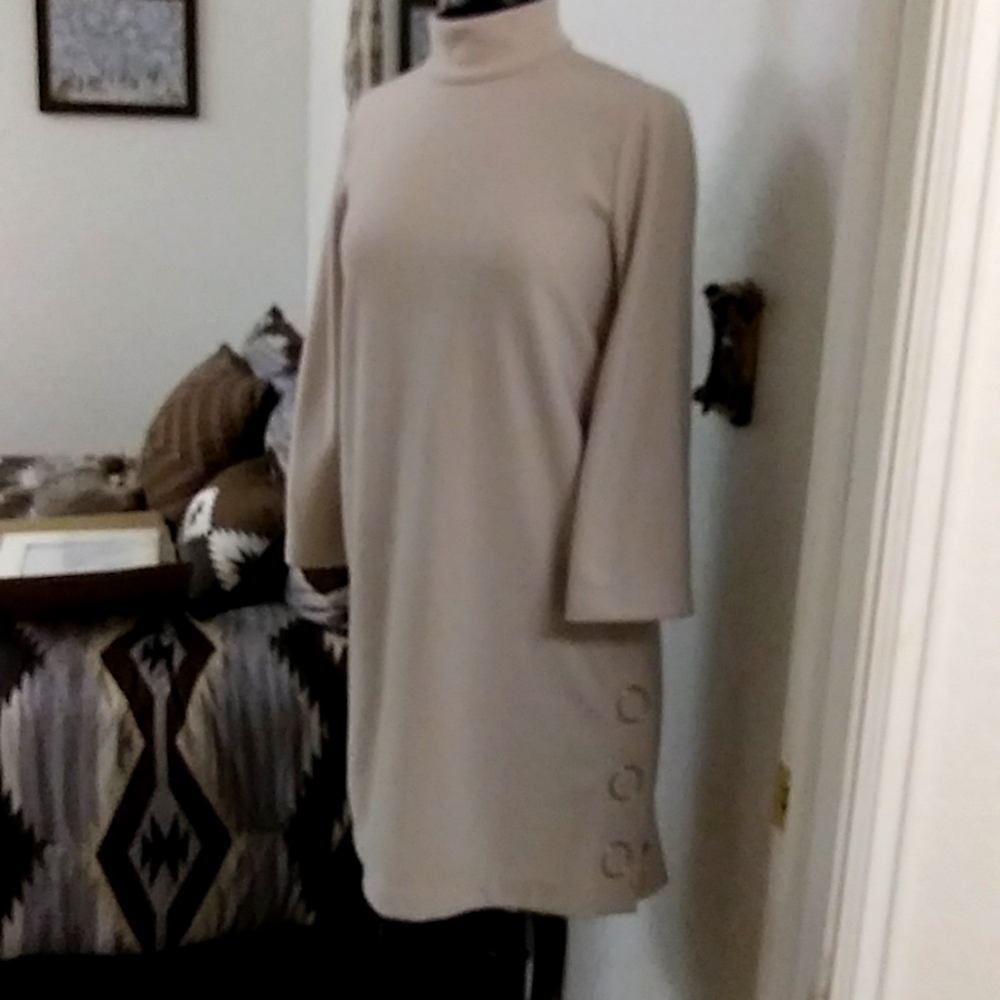 EUC Club Monaco long sleeved shift dress Medium sized in a neutral cream color.